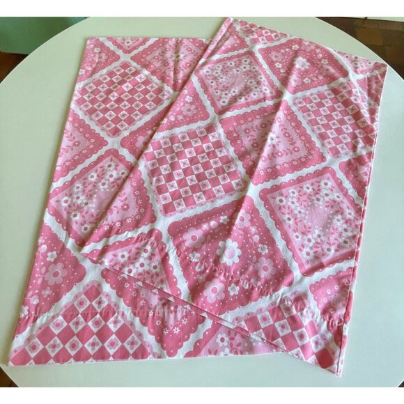 Pair of vintage 70s floral pillowcases, pink white faux patchwork floral pattern - Picture 3 of 6